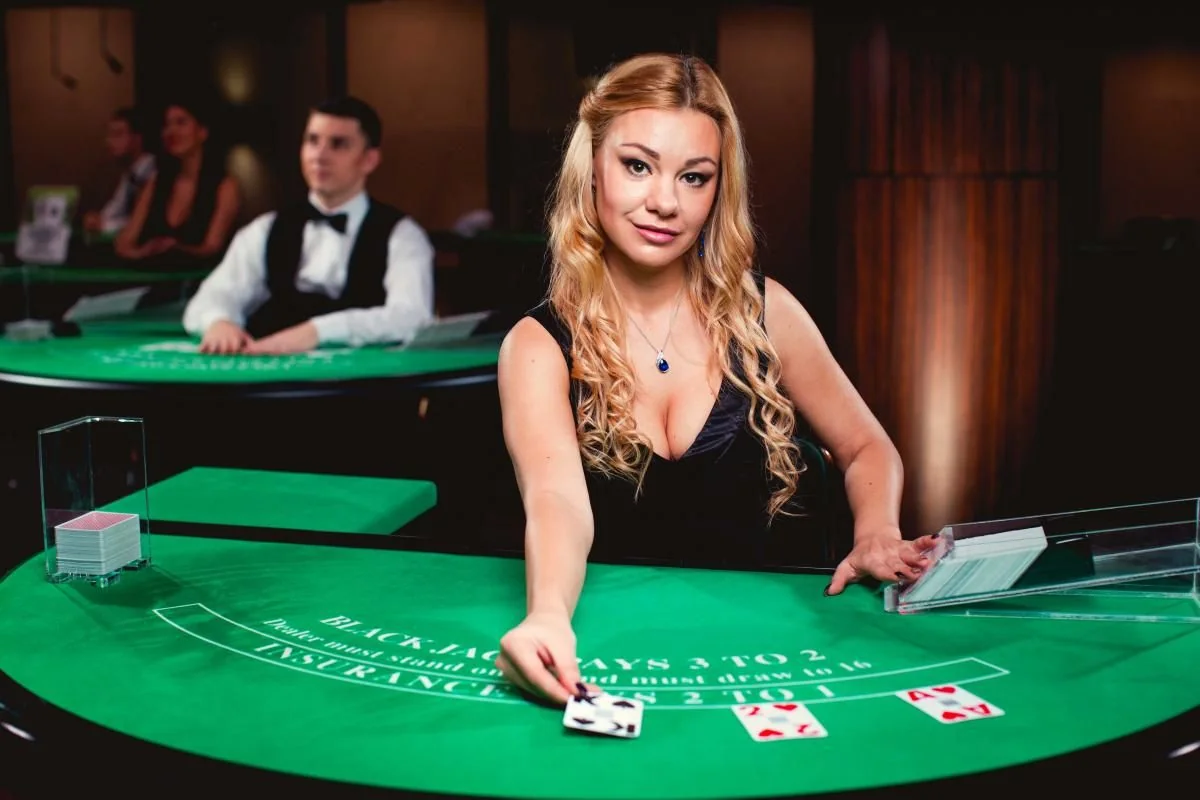 Tampilan meja kasino live OVO99 dengan suasana dealer