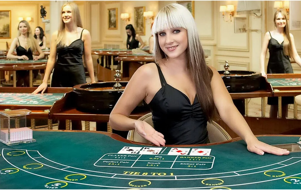 Suasana permainan kasino live dengan meja dan dealer